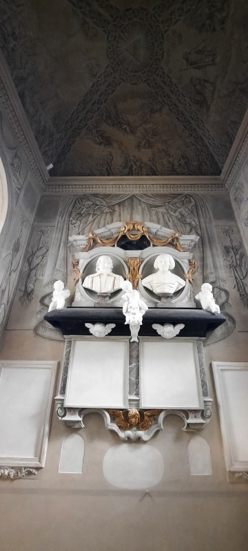 Atelier Giordani - Conservation - Restauration
Edifice – Mobilier - Sculpture – Objets d’art – Moulage –
Pierre, bois métal, polychromie et dorure - Conservation restauration de la Chapelle mortuaire de l'Eglise Sainte Cécile - Maçonnerie et plâtre
décors peint
Dorure - ENDUITS MURAUX PEINTS: 
Consolidation des enduits muraux
Dévernissage et nettoyage des peintures murales 
Refixage des écailles pulvérulentes de polychromie 
Comblement des fissurations et manques au niveau des enduits muraux
Réintégration colorée

STATUE SAINT EVEQUE: 
Dépoussiérage et traitement insecticide
Consolidation du bois et des assemblages 
Nettoyage de la crasse indurée en surface 
Réintégration des éléments mobiles
Comblement et masticage des manques et lacunes 
Réintégration colorée et de dorure

MAUSOLE ET AUTEL: 
Consolidation chimique de la pierre fragilisée
Nettoyage des surfaces
Assemblage et collage des éléments mobiles et déchus 
Moulage des bustes et putti manquants
Comblements des manques, bouchages et ragréage de finitions
Retouches colorées et de dorures, lustrage
Repose des bas-reliefs et table d'autel traités en atelier