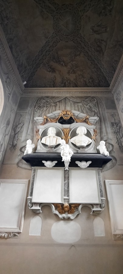 Atelier Giordani - Conservation - Restauration
Edifice – Mobilier - Sculpture – Objets d’art – Moulage –
Pierre, bois métal, polychromie et dorure - Conservation restauration de la Chapelle mortuaire de l'Eglise Sainte Cécile - Maçonnerie et plâtre
décors peint
Dorure - ENDUITS MURAUX PEINTS: 
Consolidation des enduits muraux
Dévernissage et nettoyage des peintures murales 
Refixage des écailles pulvérulentes de polychromie 
Comblement des fissurations et manques au niveau des enduits muraux
Réintégration colorée

STATUE SAINT EVEQUE: 
Dépoussiérage et traitement insecticide
Consolidation du bois et des assemblages 
Nettoyage de la crasse indurée en surface 
Réintégration des éléments mobiles
Comblement et masticage des manques et lacunes 
Réintégration colorée et de dorure

MAUSOLE ET AUTEL: 
Consolidation chimique de la pierre fragilisée
Nettoyage des surfaces
Assemblage et collage des éléments mobiles et déchus 
Moulage des bustes et putti manquants
Comblements des manques, bouchages et ragréage de finitions
Retouches colorées et de dorures, lustrage
Repose des bas-reliefs et table d'autel traités en atelier