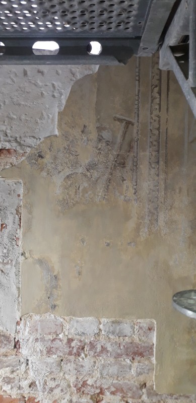 Atelier Giordani - Conservation - Restauration
Edifice – Mobilier - Sculpture – Objets d’art – Moulage –
Pierre, bois métal, polychromie et dorure - Conservation restauration de la Chapelle mortuaire de l'Eglise Sainte Cécile - Maçonnerie et plâtre
décors peint
Dorure - ENDUITS MURAUX PEINTS: 
Consolidation des enduits muraux
Dévernissage et nettoyage des peintures murales 
Refixage des écailles pulvérulentes de polychromie 
Comblement des fissurations et manques au niveau des enduits muraux
Réintégration colorée

STATUE SAINT EVEQUE: 
Dépoussiérage et traitement insecticide
Consolidation du bois et des assemblages 
Nettoyage de la crasse indurée en surface 
Réintégration des éléments mobiles
Comblement et masticage des manques et lacunes 
Réintégration colorée et de dorure

MAUSOLE ET AUTEL: 
Consolidation chimique de la pierre fragilisée
Nettoyage des surfaces
Assemblage et collage des éléments mobiles et déchus 
Moulage des bustes et putti manquants
Comblements des manques, bouchages et ragréage de finitions
Retouches colorées et de dorures, lustrage
Repose des bas-reliefs et table d'autel traités en atelier