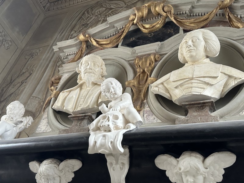 Atelier Giordani - Conservation - Restauration
Edifice – Mobilier - Sculpture – Objets d’art – Moulage –
Pierre, bois métal, polychromie et dorure - Conservation restauration de la Chapelle mortuaire de l'Eglise Sainte Cécile - Maçonnerie et plâtre
décors peint
Dorure - ENDUITS MURAUX PEINTS: 
Consolidation des enduits muraux
Dévernissage et nettoyage des peintures murales 
Refixage des écailles pulvérulentes de polychromie 
Comblement des fissurations et manques au niveau des enduits muraux
Réintégration colorée

STATUE SAINT EVEQUE: 
Dépoussiérage et traitement insecticide
Consolidation du bois et des assemblages 
Nettoyage de la crasse indurée en surface 
Réintégration des éléments mobiles
Comblement et masticage des manques et lacunes 
Réintégration colorée et de dorure

MAUSOLE ET AUTEL: 
Consolidation chimique de la pierre fragilisée
Nettoyage des surfaces
Assemblage et collage des éléments mobiles et déchus 
Moulage des bustes et putti manquants
Comblements des manques, bouchages et ragréage de finitions
Retouches colorées et de dorures, lustrage
Repose des bas-reliefs et table d'autel traités en atelier