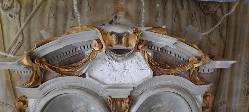Atelier Giordani - Conservation - Restauration
Edifice – Mobilier - Sculpture – Objets d’art – Moulage –
Pierre, bois métal, polychromie et dorure - Conservation restauration de la Chapelle mortuaire de l'Eglise Sainte Cécile - Maçonnerie et plâtre
décors peint
Dorure - ENDUITS MURAUX PEINTS: 
Consolidation des enduits muraux
Dévernissage et nettoyage des peintures murales 
Refixage des écailles pulvérulentes de polychromie 
Comblement des fissurations et manques au niveau des enduits muraux
Réintégration colorée

STATUE SAINT EVEQUE: 
Dépoussiérage et traitement insecticide
Consolidation du bois et des assemblages 
Nettoyage de la crasse indurée en surface 
Réintégration des éléments mobiles
Comblement et masticage des manques et lacunes 
Réintégration colorée et de dorure

MAUSOLE ET AUTEL: 
Consolidation chimique de la pierre fragilisée
Nettoyage des surfaces
Assemblage et collage des éléments mobiles et déchus 
Moulage des bustes et putti manquants
Comblements des manques, bouchages et ragréage de finitions
Retouches colorées et de dorures, lustrage
Repose des bas-reliefs et table d'autel traités en atelier