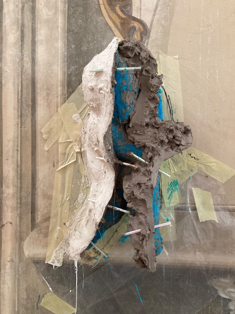 Atelier Giordani - Conservation - Restauration
Edifice – Mobilier - Sculpture – Objets d’art – Moulage –
Pierre, bois métal, polychromie et dorure - Conservation restauration de la Chapelle mortuaire de l'Eglise Sainte Cécile - Maçonnerie et plâtre
décors peint
Dorure - ENDUITS MURAUX PEINTS: 
Consolidation des enduits muraux
Dévernissage et nettoyage des peintures murales 
Refixage des écailles pulvérulentes de polychromie 
Comblement des fissurations et manques au niveau des enduits muraux
Réintégration colorée

STATUE SAINT EVEQUE: 
Dépoussiérage et traitement insecticide
Consolidation du bois et des assemblages 
Nettoyage de la crasse indurée en surface 
Réintégration des éléments mobiles
Comblement et masticage des manques et lacunes 
Réintégration colorée et de dorure

MAUSOLE ET AUTEL: 
Consolidation chimique de la pierre fragilisée
Nettoyage des surfaces
Assemblage et collage des éléments mobiles et déchus 
Moulage des bustes et putti manquants
Comblements des manques, bouchages et ragréage de finitions
Retouches colorées et de dorures, lustrage
Repose des bas-reliefs et table d'autel traités en atelier