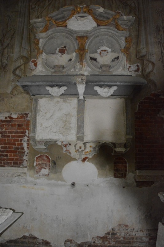 Atelier Giordani - Conservation - Restauration
Edifice – Mobilier - Sculpture – Objets d’art – Moulage –
Pierre, bois métal, polychromie et dorure - Conservation restauration de la Chapelle mortuaire de l'Eglise Sainte Cécile - Maçonnerie et plâtre
décors peint
Dorure - ENDUITS MURAUX PEINTS: 
Consolidation des enduits muraux
Dévernissage et nettoyage des peintures murales 
Refixage des écailles pulvérulentes de polychromie 
Comblement des fissurations et manques au niveau des enduits muraux
Réintégration colorée

STATUE SAINT EVEQUE: 
Dépoussiérage et traitement insecticide
Consolidation du bois et des assemblages 
Nettoyage de la crasse indurée en surface 
Réintégration des éléments mobiles
Comblement et masticage des manques et lacunes 
Réintégration colorée et de dorure

MAUSOLE ET AUTEL: 
Consolidation chimique de la pierre fragilisée
Nettoyage des surfaces
Assemblage et collage des éléments mobiles et déchus 
Moulage des bustes et putti manquants
Comblements des manques, bouchages et ragréage de finitions
Retouches colorées et de dorures, lustrage
Repose des bas-reliefs et table d'autel traités en atelier