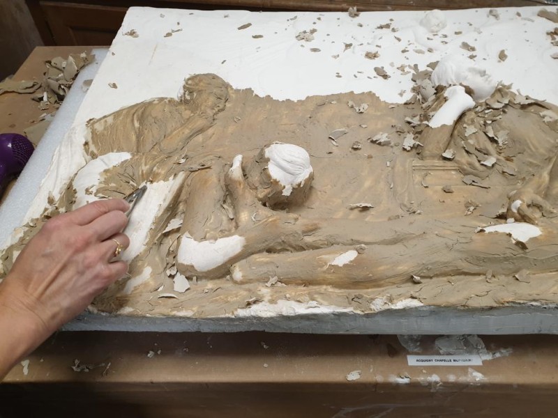 Atelier Giordani - Conservation - Restauration
Edifice – Mobilier - Sculpture – Objets d’art – Moulage –
Pierre, bois métal, polychromie et dorure - Conservation restauration de la Chapelle mortuaire de l'Eglise Sainte Cécile - Maçonnerie et plâtre
décors peint
Dorure - ENDUITS MURAUX PEINTS: 
Consolidation des enduits muraux
Dévernissage et nettoyage des peintures murales 
Refixage des écailles pulvérulentes de polychromie 
Comblement des fissurations et manques au niveau des enduits muraux
Réintégration colorée

STATUE SAINT EVEQUE: 
Dépoussiérage et traitement insecticide
Consolidation du bois et des assemblages 
Nettoyage de la crasse indurée en surface 
Réintégration des éléments mobiles
Comblement et masticage des manques et lacunes 
Réintégration colorée et de dorure

MAUSOLE ET AUTEL: 
Consolidation chimique de la pierre fragilisée
Nettoyage des surfaces
Assemblage et collage des éléments mobiles et déchus 
Moulage des bustes et putti manquants
Comblements des manques, bouchages et ragréage de finitions
Retouches colorées et de dorures, lustrage
Repose des bas-reliefs et table d'autel traités en atelier