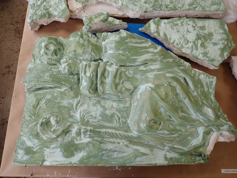 Atelier Giordani - Conservation - Restauration
Edifice – Mobilier - Sculpture – Objets d’art – Moulage –
Pierre, bois métal, polychromie et dorure - Conservation restauration de la Chapelle mortuaire de l'Eglise Sainte Cécile - Maçonnerie et plâtre
décors peint
Dorure - ENDUITS MURAUX PEINTS: 
Consolidation des enduits muraux
Dévernissage et nettoyage des peintures murales 
Refixage des écailles pulvérulentes de polychromie 
Comblement des fissurations et manques au niveau des enduits muraux
Réintégration colorée

STATUE SAINT EVEQUE: 
Dépoussiérage et traitement insecticide
Consolidation du bois et des assemblages 
Nettoyage de la crasse indurée en surface 
Réintégration des éléments mobiles
Comblement et masticage des manques et lacunes 
Réintégration colorée et de dorure

MAUSOLE ET AUTEL: 
Consolidation chimique de la pierre fragilisée
Nettoyage des surfaces
Assemblage et collage des éléments mobiles et déchus 
Moulage des bustes et putti manquants
Comblements des manques, bouchages et ragréage de finitions
Retouches colorées et de dorures, lustrage
Repose des bas-reliefs et table d'autel traités en atelier