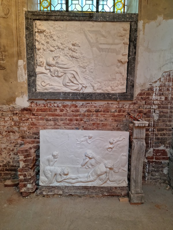 Atelier Giordani - Conservation - Restauration
Edifice – Mobilier - Sculpture – Objets d’art – Moulage –
Pierre, bois métal, polychromie et dorure - Conservation restauration de la Chapelle mortuaire de l'Eglise Sainte Cécile - Maçonnerie et plâtre
décors peint
Dorure - ENDUITS MURAUX PEINTS: 
Consolidation des enduits muraux
Dévernissage et nettoyage des peintures murales 
Refixage des écailles pulvérulentes de polychromie 
Comblement des fissurations et manques au niveau des enduits muraux
Réintégration colorée

STATUE SAINT EVEQUE: 
Dépoussiérage et traitement insecticide
Consolidation du bois et des assemblages 
Nettoyage de la crasse indurée en surface 
Réintégration des éléments mobiles
Comblement et masticage des manques et lacunes 
Réintégration colorée et de dorure

MAUSOLE ET AUTEL: 
Consolidation chimique de la pierre fragilisée
Nettoyage des surfaces
Assemblage et collage des éléments mobiles et déchus 
Moulage des bustes et putti manquants
Comblements des manques, bouchages et ragréage de finitions
Retouches colorées et de dorures, lustrage
Repose des bas-reliefs et table d'autel traités en atelier