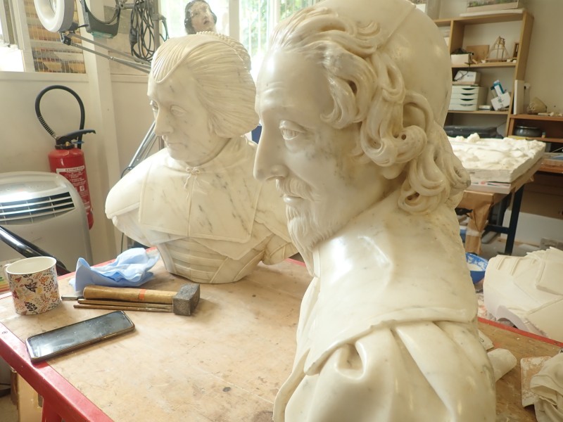 Atelier Giordani - Conservation - Restauration
Edifice – Mobilier - Sculpture – Objets d’art – Moulage –
Pierre, bois métal, polychromie et dorure - Conservation restauration de la Chapelle mortuaire de l'Eglise Sainte Cécile - Maçonnerie et plâtre
décors peint
Dorure - ENDUITS MURAUX PEINTS: 
Consolidation des enduits muraux
Dévernissage et nettoyage des peintures murales 
Refixage des écailles pulvérulentes de polychromie 
Comblement des fissurations et manques au niveau des enduits muraux
Réintégration colorée

STATUE SAINT EVEQUE: 
Dépoussiérage et traitement insecticide
Consolidation du bois et des assemblages 
Nettoyage de la crasse indurée en surface 
Réintégration des éléments mobiles
Comblement et masticage des manques et lacunes 
Réintégration colorée et de dorure

MAUSOLE ET AUTEL: 
Consolidation chimique de la pierre fragilisée
Nettoyage des surfaces
Assemblage et collage des éléments mobiles et déchus 
Moulage des bustes et putti manquants
Comblements des manques, bouchages et ragréage de finitions
Retouches colorées et de dorures, lustrage
Repose des bas-reliefs et table d'autel traités en atelier