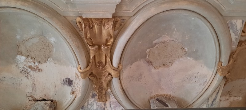 Atelier Giordani - Conservation - Restauration
Edifice – Mobilier - Sculpture – Objets d’art – Moulage –
Pierre, bois métal, polychromie et dorure - Conservation restauration de la Chapelle mortuaire de l'Eglise Sainte Cécile - Maçonnerie et plâtre
décors peint
Dorure - ENDUITS MURAUX PEINTS: 
Consolidation des enduits muraux
Dévernissage et nettoyage des peintures murales 
Refixage des écailles pulvérulentes de polychromie 
Comblement des fissurations et manques au niveau des enduits muraux
Réintégration colorée

STATUE SAINT EVEQUE: 
Dépoussiérage et traitement insecticide
Consolidation du bois et des assemblages 
Nettoyage de la crasse indurée en surface 
Réintégration des éléments mobiles
Comblement et masticage des manques et lacunes 
Réintégration colorée et de dorure

MAUSOLE ET AUTEL: 
Consolidation chimique de la pierre fragilisée
Nettoyage des surfaces
Assemblage et collage des éléments mobiles et déchus 
Moulage des bustes et putti manquants
Comblements des manques, bouchages et ragréage de finitions
Retouches colorées et de dorures, lustrage
Repose des bas-reliefs et table d'autel traités en atelier