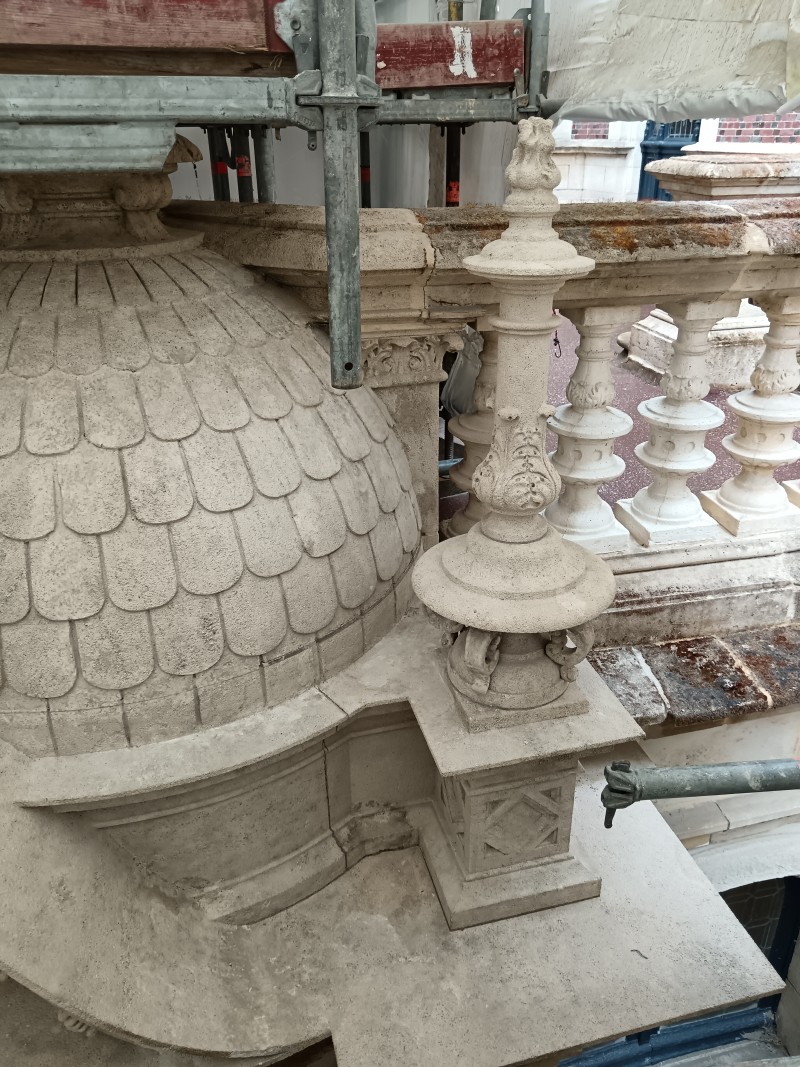 Atelier Giordani - Conservation - Restauration
Edifice – Mobilier - Sculpture – Objets d’art – Moulage –
Pierre, bois métal, polychromie et dorure - Conservation restauration du monument Alexandre Legrand au Palais des Bénédictines - Pierre, statue et pinacle en bronze - Traitement biocide
Nettoyage par microsablage sur le support pierreux
Nettoyage par application de compresses de pulpe de cellulose avec agent complexant EDTA 
Restitution des manques par prises d'empreintes en élastomère et tirés au mortier Altar
Greffe d'un chapiteau
Ragréage des lacunes au mortier Altar
Patine d'harmonisation du support pierreux

Nettoyage de la statue en bronze par microabrasion
Réalisation d'une patine vert-de-gris
Cirage

Nettoyage par microabrasion sur pinacle en bronze
Passivation du support
Cirage