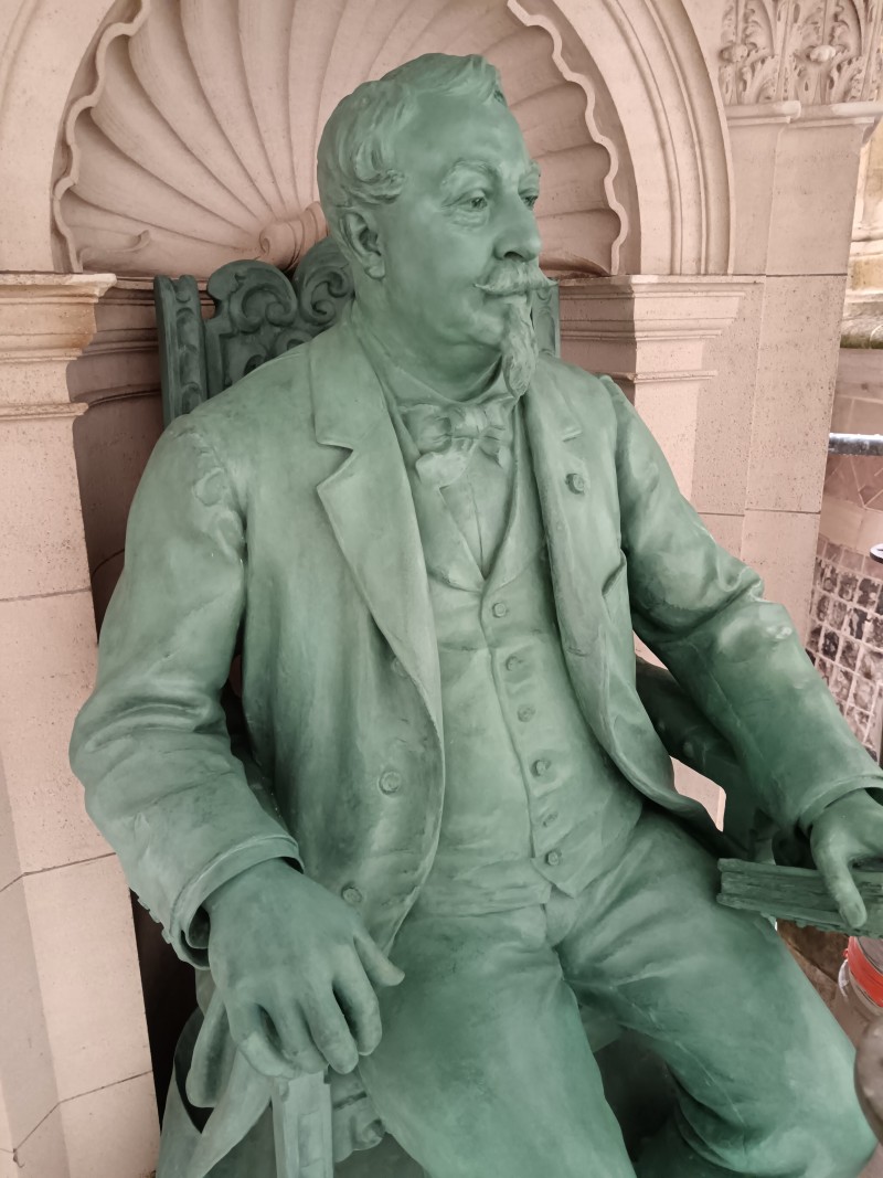 Atelier Giordani - Conservation - Restauration
Edifice – Mobilier - Sculpture – Objets d’art – Moulage –
Pierre, bois métal, polychromie et dorure - Conservation restauration du monument Alexandre Legrand au Palais des Bénédictines - Pierre, statue et pinacle en bronze - Traitement biocide
Nettoyage par microsablage sur le support pierreux
Nettoyage par application de compresses de pulpe de cellulose avec agent complexant EDTA 
Restitution des manques par prises d'empreintes en élastomère et tirés au mortier Altar
Greffe d'un chapiteau
Ragréage des lacunes au mortier Altar
Patine d'harmonisation du support pierreux

Nettoyage de la statue en bronze par microabrasion
Réalisation d'une patine vert-de-gris
Cirage

Nettoyage par microabrasion sur pinacle en bronze
Passivation du support
Cirage