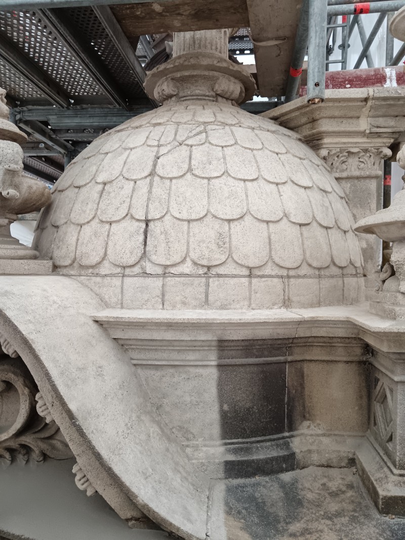Atelier Giordani - Conservation - Restauration
Edifice – Mobilier - Sculpture – Objets d’art – Moulage –
Pierre, bois métal, polychromie et dorure - Conservation restauration du monument Alexandre Legrand au Palais des Bénédictines - Pierre, statue et pinacle en bronze - Traitement biocide
Nettoyage par microsablage sur le support pierreux
Nettoyage par application de compresses de pulpe de cellulose avec agent complexant EDTA 
Restitution des manques par prises d'empreintes en élastomère et tirés au mortier Altar
Greffe d'un chapiteau
Ragréage des lacunes au mortier Altar
Patine d'harmonisation du support pierreux

Nettoyage de la statue en bronze par microabrasion
Réalisation d'une patine vert-de-gris
Cirage

Nettoyage par microabrasion sur pinacle en bronze
Passivation du support
Cirage
