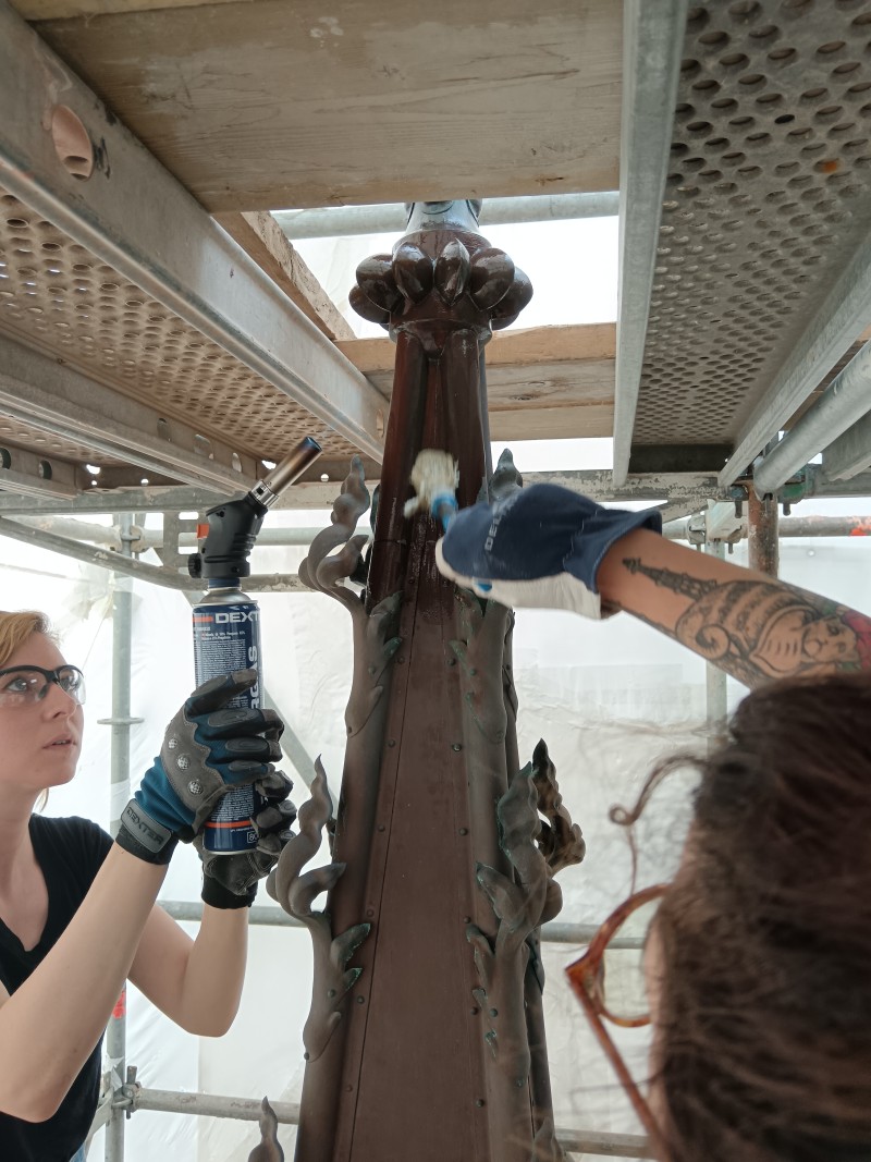 Atelier Giordani - Conservation - Restauration
Edifice – Mobilier - Sculpture – Objets d’art – Moulage –
Pierre, bois métal, polychromie et dorure - Conservation restauration du monument Alexandre Legrand au Palais des Bénédictines - Pierre, statue et pinacle en bronze - Traitement biocide
Nettoyage par microsablage sur le support pierreux
Nettoyage par application de compresses de pulpe de cellulose avec agent complexant EDTA 
Restitution des manques par prises d'empreintes en élastomère et tirés au mortier Altar
Greffe d'un chapiteau
Ragréage des lacunes au mortier Altar
Patine d'harmonisation du support pierreux

Nettoyage de la statue en bronze par microabrasion
Réalisation d'une patine vert-de-gris
Cirage

Nettoyage par microabrasion sur pinacle en bronze
Passivation du support
Cirage