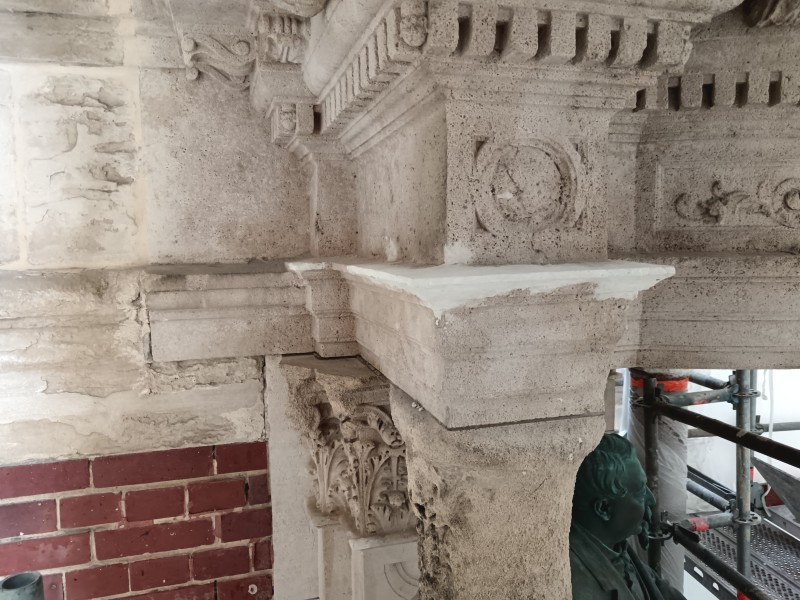 Atelier Giordani - Conservation - Restauration
Edifice – Mobilier - Sculpture – Objets d’art – Moulage –
Pierre, bois métal, polychromie et dorure - Conservation restauration du monument Alexandre Legrand au Palais des Bénédictines - Pierre, statue et pinacle en bronze - Traitement biocide
Nettoyage par microsablage sur le support pierreux
Nettoyage par application de compresses de pulpe de cellulose avec agent complexant EDTA 
Restitution des manques par prises d'empreintes en élastomère et tirés au mortier Altar
Greffe d'un chapiteau
Ragréage des lacunes au mortier Altar
Patine d'harmonisation du support pierreux

Nettoyage de la statue en bronze par microabrasion
Réalisation d'une patine vert-de-gris
Cirage

Nettoyage par microabrasion sur pinacle en bronze
Passivation du support
Cirage