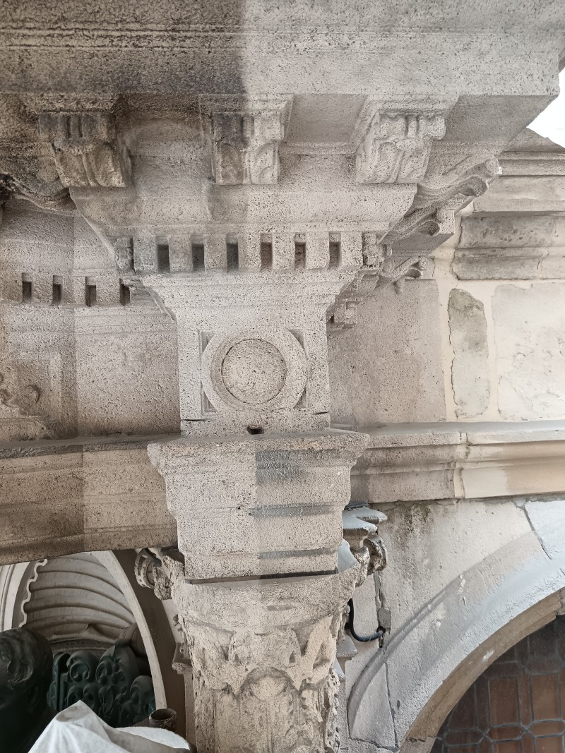 Atelier Giordani - Conservation - Restauration
Edifice – Mobilier - Sculpture – Objets d’art – Moulage –
Pierre, bois métal, polychromie et dorure - Conservation restauration du monument Alexandre Legrand au Palais des Bénédictines - Pierre, statue et pinacle en bronze - Traitement biocide
Nettoyage par microsablage sur le support pierreux
Nettoyage par application de compresses de pulpe de cellulose avec agent complexant EDTA 
Restitution des manques par prises d'empreintes en élastomère et tirés au mortier Altar
Greffe d'un chapiteau
Ragréage des lacunes au mortier Altar
Patine d'harmonisation du support pierreux

Nettoyage de la statue en bronze par microabrasion
Réalisation d'une patine vert-de-gris
Cirage

Nettoyage par microabrasion sur pinacle en bronze
Passivation du support
Cirage