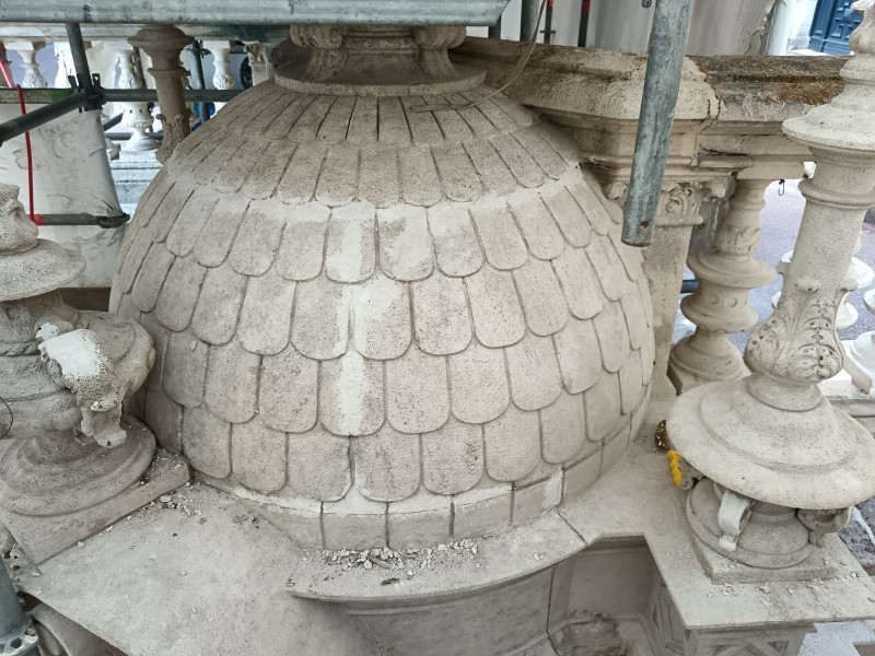 Atelier Giordani - Conservation - Restauration
Edifice – Mobilier - Sculpture – Objets d’art – Moulage –
Pierre, bois métal, polychromie et dorure - Conservation restauration du monument Alexandre Legrand au Palais des Bénédictines - Pierre, statue et pinacle en bronze - Traitement biocide
Nettoyage par microsablage sur le support pierreux
Nettoyage par application de compresses de pulpe de cellulose avec agent complexant EDTA 
Restitution des manques par prises d'empreintes en élastomère et tirés au mortier Altar
Greffe d'un chapiteau
Ragréage des lacunes au mortier Altar
Patine d'harmonisation du support pierreux

Nettoyage de la statue en bronze par microabrasion
Réalisation d'une patine vert-de-gris
Cirage

Nettoyage par microabrasion sur pinacle en bronze
Passivation du support
Cirage