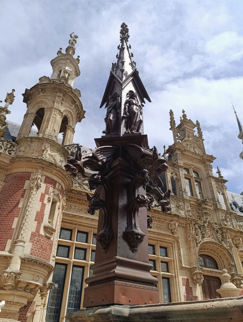 Atelier Giordani - Conservation - Restauration
Edifice – Mobilier - Sculpture – Objets d’art – Moulage –
Pierre, bois métal, polychromie et dorure - Conservation restauration du monument Alexandre Legrand au Palais des Bénédictines - Pierre, statue et pinacle en bronze - Traitement biocide
Nettoyage par microsablage sur le support pierreux
Nettoyage par application de compresses de pulpe de cellulose avec agent complexant EDTA 
Restitution des manques par prises d'empreintes en élastomère et tirés au mortier Altar
Greffe d'un chapiteau
Ragréage des lacunes au mortier Altar
Patine d'harmonisation du support pierreux

Nettoyage de la statue en bronze par microabrasion
Réalisation d'une patine vert-de-gris
Cirage

Nettoyage par microabrasion sur pinacle en bronze
Passivation du support
Cirage