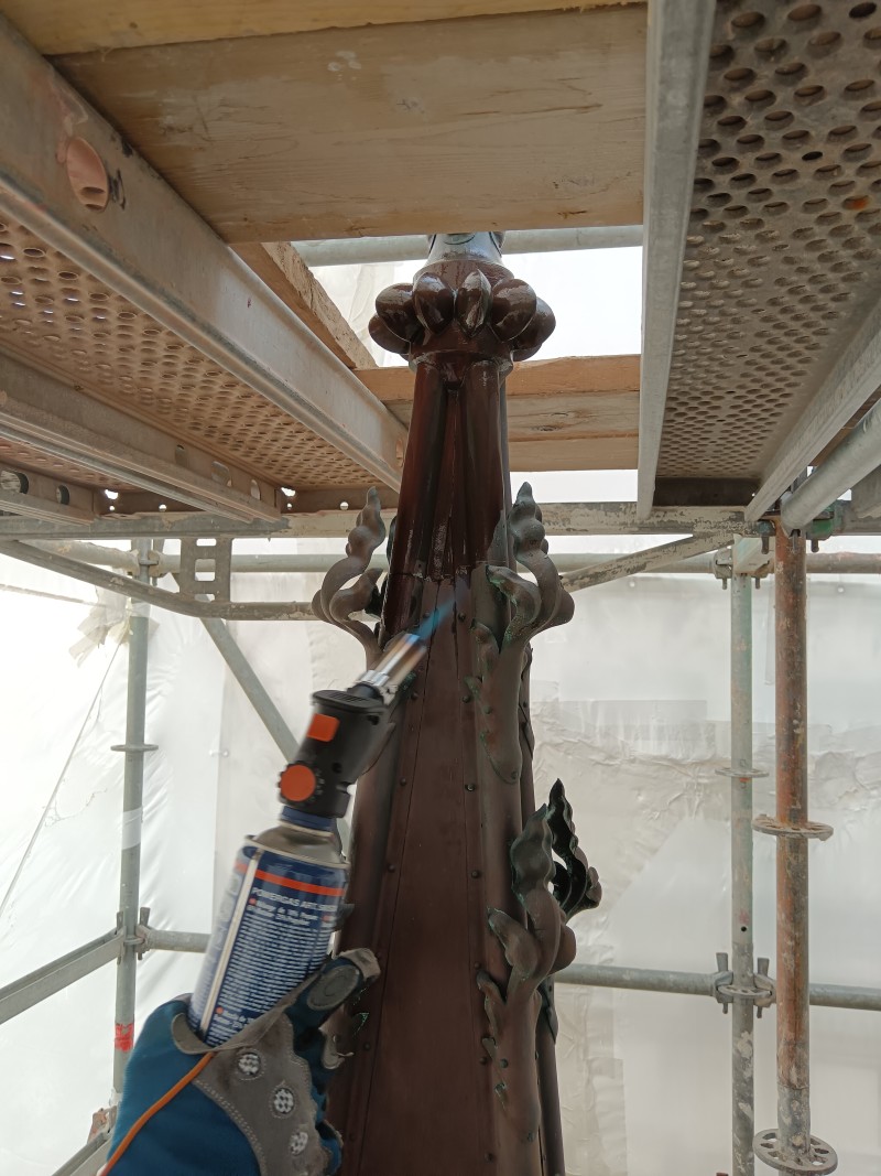 Atelier Giordani - Conservation - Restauration
Edifice – Mobilier - Sculpture – Objets d’art – Moulage –
Pierre, bois métal, polychromie et dorure - Conservation restauration du monument Alexandre Legrand au Palais des Bénédictines - Pierre, statue et pinacle en bronze - Traitement biocide
Nettoyage par microsablage sur le support pierreux
Nettoyage par application de compresses de pulpe de cellulose avec agent complexant EDTA 
Restitution des manques par prises d'empreintes en élastomère et tirés au mortier Altar
Greffe d'un chapiteau
Ragréage des lacunes au mortier Altar
Patine d'harmonisation du support pierreux

Nettoyage de la statue en bronze par microabrasion
Réalisation d'une patine vert-de-gris
Cirage

Nettoyage par microabrasion sur pinacle en bronze
Passivation du support
Cirage