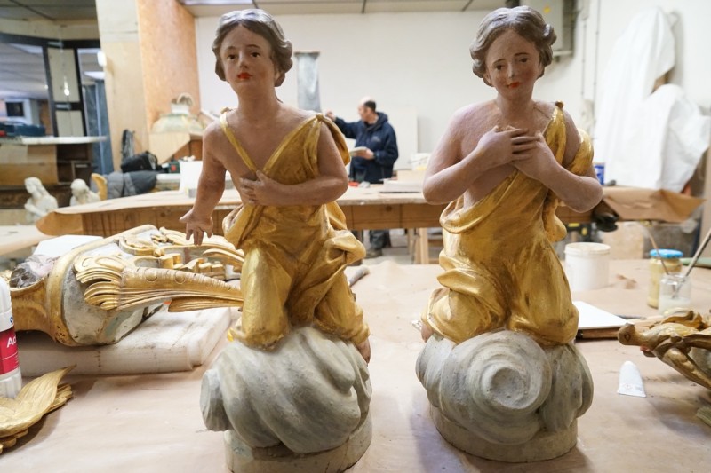 Atelier Giordani - Conservation - Restauration
Edifice – Mobilier - Sculpture – Objets d’art – Moulage –
Pierre, bois métal, polychromie et dorure - Conservation-restauration – Retable majeur - Bois peint - OPÉRATIONS RÉALISÉES
-	Dépose, transfert et dépoussiérage
-	Traitement insecticide curatif et consolidation des bois 
-	Révision et consolidation des assemblages
-	Restitution et compléments des éléments manquants
-	Greffes
-	Nettoyage et fixage
-	Masticages, réintégrations colorées, 
dorure à la mixtion et mises en cire
- Transfert et repose