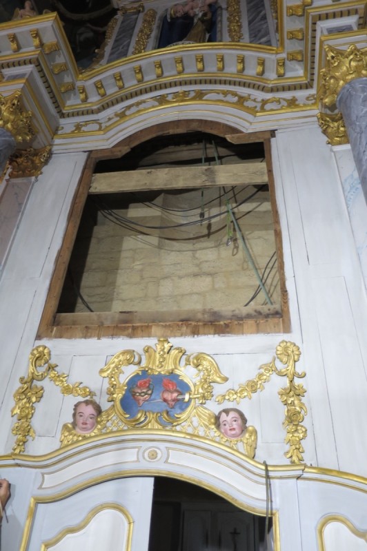 Atelier Giordani - Conservation - Restauration
Edifice – Mobilier - Sculpture – Objets d’art – Moulage –
Pierre, bois métal, polychromie et dorure - Conservation-restauration – Retable majeur - Bois peint - OPÉRATIONS RÉALISÉES
-	Dépose, transfert et dépoussiérage
-	Traitement insecticide curatif et consolidation des bois 
-	Révision et consolidation des assemblages
-	Restitution et compléments des éléments manquants
-	Greffes
-	Nettoyage et fixage
-	Masticages, réintégrations colorées, 
dorure à la mixtion et mises en cire
- Transfert et repose