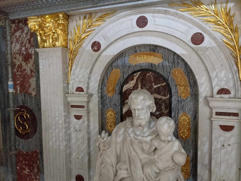 Atelier Giordani - Conservation - Restauration
Edifice – Mobilier - Sculpture – Objets d’art – Moulage –
Pierre, bois métal, polychromie et dorure - Conservation restauration retable St Joseph de la Basilique Notre-Dame - Bois - Marbre - Dorure - - Dépose-repose et transfert en atelier des ornements pour interventions
- Traitement insecticide des ornements bois
- Dépoussiérage soigneux
- Consolidation chimique du bois
- Nettoyage au TAC
- Passivation des éléments ferreux
- Vérification des systèmes d'assemblages
- Restitutions par goujonnage et collage des éléments mobiles et éléments modelés
- Comblements des manques et lacunes
- Masticage des lacunes de surfaces
- Réintégration colorées ponctuelles
- Dorures à la mixtion