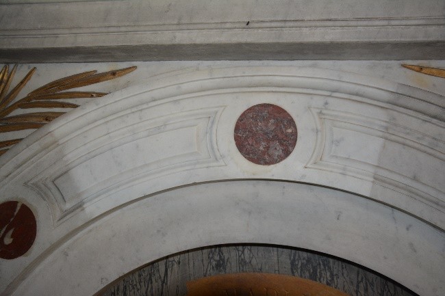 Atelier Giordani - Conservation - Restauration
Edifice – Mobilier - Sculpture – Objets d’art – Moulage –
Pierre, bois métal, polychromie et dorure - Conservation restauration retable St Joseph de la Basilique Notre-Dame - Bois - Marbre - Dorure - - Dépose-repose et transfert en atelier des ornements pour interventions
- Traitement insecticide des ornements bois
- Dépoussiérage soigneux
- Consolidation chimique du bois
- Nettoyage au TAC
- Passivation des éléments ferreux
- Vérification des systèmes d'assemblages
- Restitutions par goujonnage et collage des éléments mobiles et éléments modelés
- Comblements des manques et lacunes
- Masticage des lacunes de surfaces
- Réintégration colorées ponctuelles
- Dorures à la mixtion