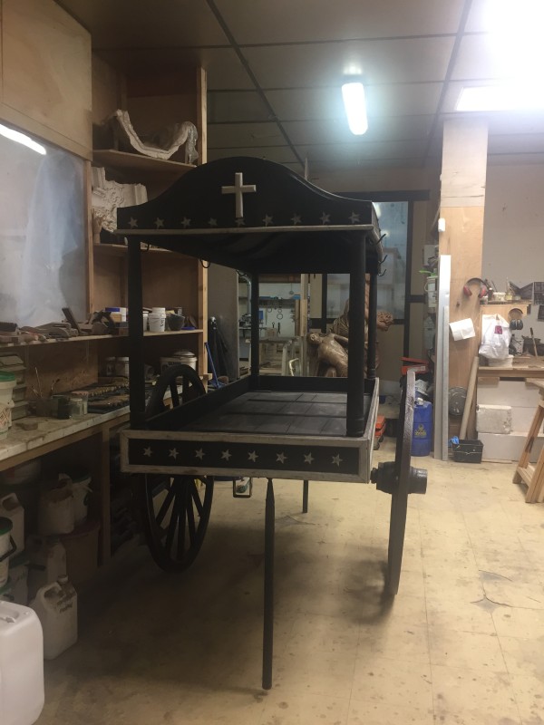 Atelier Giordani - Conservation - Restauration
Edifice – Mobilier - Sculpture – Objets d’art – Moulage –
Pierre, bois métal, polychromie et dorure - Restauration d'un corbillard pour la commune de Mareil-Marly - Bois et métal peint - -Transfert en atelier pour intervention
-Dépoussiérage sous aspiration contrôlée
-Nettoyage au triammonium citrate
-Traitement insecticide par anoxie dynamique et préventif par application d'un insecticide adapté
-Consolidation chimique du bois par imprégnation de résine
-Greffes de bois pour les manques
-Réfection intérieur du toit
Retouches de polychromie et harmonisation