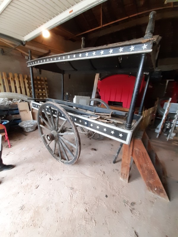 Atelier Giordani - Conservation - Restauration
Edifice – Mobilier - Sculpture – Objets d’art – Moulage –
Pierre, bois métal, polychromie et dorure - Restauration d'un corbillard pour la commune de Mareil-Marly - Bois et métal peint - -Transfert en atelier pour intervention
-Dépoussiérage sous aspiration contrôlée
-Nettoyage au triammonium citrate
-Traitement insecticide par anoxie dynamique et préventif par application d'un insecticide adapté
-Consolidation chimique du bois par imprégnation de résine
-Greffes de bois pour les manques
-Réfection intérieur du toit
Retouches de polychromie et harmonisation