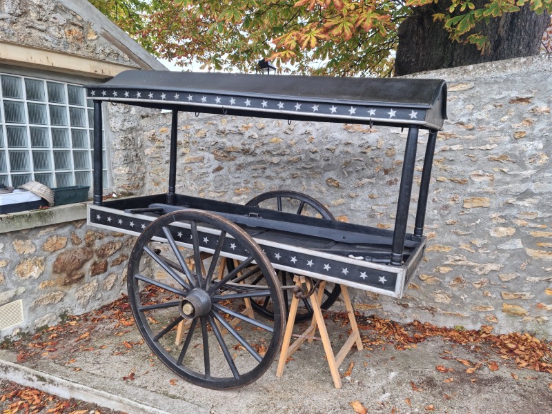 Atelier Giordani - Conservation - Restauration
Edifice – Mobilier - Sculpture – Objets d’art – Moulage –
Pierre, bois métal, polychromie et dorure - Restauration d'un corbillard pour la commune de Mareil-Marly - Bois et métal peint - -Transfert en atelier pour intervention
-Dépoussiérage sous aspiration contrôlée
-Nettoyage au triammonium citrate
-Traitement insecticide par anoxie dynamique et préventif par application d'un insecticide adapté
-Consolidation chimique du bois par imprégnation de résine
-Greffes de bois pour les manques
-Réfection intérieur du toit
Retouches de polychromie et harmonisation