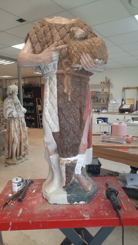 Atelier Giordani - Conservation - Restauration
Edifice – Mobilier - Sculpture – Objets d’art – Moulage –
Pierre, bois métal, polychromie et dorure - Dégagement d'une statue de St Jean-Baptiste en pierre - Pierre polychrome - -transport aller/retour en atelier
- Dégagement mécanique des surpeints sous lunettes binoculaire
- Purge des anciennes restaurations et reprise reprise au polyfila des zones à combler et modeler
- Scellement de la tête et de la terrasse par goujon en inox et colle Hilti
- Retouche colorée
- Repose et fixation
