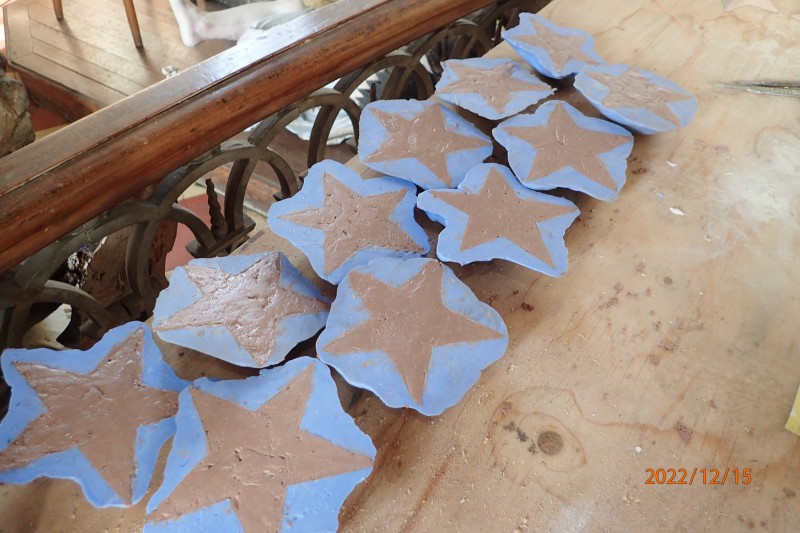 Atelier Giordani - Conservation - Restauration
Edifice – Mobilier - Sculpture – Objets d’art – Moulage –
Pierre, bois métal, polychromie et dorure - Conservation restauration du décor peint sur lambris, de l'ensemble retable maître-autel et boiseries latérales - Bois polychrome - - Dépose/repose totale du retable, du tableau, des parties basses des boiseries latérales et de certaines lames de lambris
- Révision et reprise des fixations de la structure
- Extraction et passivation des éléments ferreux
- Apposition de feuillard de plomb pour isolation du sol
- Remplacement à l’identique des boiseries altérées
- Réintégration des manquants : étoiles et éléments de décors par résine époxydique moulée ou greffes de bois de même essence
-Comblements des fissures
- Dépoussiérage et nettoyage de la crasse indurée
- Refixage des zones soulevées et écaillées de la polychromie
- Masticage des lacunes au modostuc 
- Réintégration colorée des lacunes de polychromie 
- Remise en teinte harmonieuse des boiseries latérales par la réalisation d’un jus
- Réintégration de la dorure par mixtion et or mica
- Application de cire microcristalline pour l'emmarchement