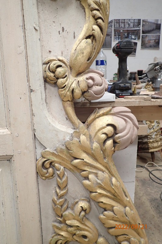Atelier Giordani - Conservation - Restauration
Edifice – Mobilier - Sculpture – Objets d’art – Moulage –
Pierre, bois métal, polychromie et dorure - Conservation restauration du décor peint sur lambris, de l'ensemble retable maître-autel et boiseries latérales - Bois polychrome - - Dépose/repose totale du retable, du tableau, des parties basses des boiseries latérales et de certaines lames de lambris
- Révision et reprise des fixations de la structure
- Extraction et passivation des éléments ferreux
- Apposition de feuillard de plomb pour isolation du sol
- Remplacement à l’identique des boiseries altérées
- Réintégration des manquants : étoiles et éléments de décors par résine époxydique moulée ou greffes de bois de même essence
-Comblements des fissures
- Dépoussiérage et nettoyage de la crasse indurée
- Refixage des zones soulevées et écaillées de la polychromie
- Masticage des lacunes au modostuc 
- Réintégration colorée des lacunes de polychromie 
- Remise en teinte harmonieuse des boiseries latérales par la réalisation d’un jus
- Réintégration de la dorure par mixtion et or mica
- Application de cire microcristalline pour l'emmarchement