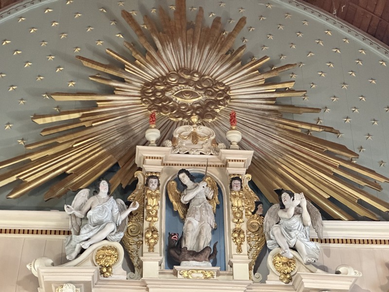 Atelier Giordani - Conservation - Restauration
Edifice – Mobilier - Sculpture – Objets d’art – Moulage –
Pierre, bois métal, polychromie et dorure - Conservation restauration du décor peint sur lambris, de l'ensemble retable maître-autel et boiseries latérales - Bois polychrome - - Dépose/repose totale du retable, du tableau, des parties basses des boiseries latérales et de certaines lames de lambris
- Révision et reprise des fixations de la structure
- Extraction et passivation des éléments ferreux
- Apposition de feuillard de plomb pour isolation du sol
- Remplacement à l’identique des boiseries altérées
- Réintégration des manquants : étoiles et éléments de décors par résine époxydique moulée ou greffes de bois de même essence
-Comblements des fissures
- Dépoussiérage et nettoyage de la crasse indurée
- Refixage des zones soulevées et écaillées de la polychromie
- Masticage des lacunes au modostuc 
- Réintégration colorée des lacunes de polychromie 
- Remise en teinte harmonieuse des boiseries latérales par la réalisation d’un jus
- Réintégration de la dorure par mixtion et or mica
- Application de cire microcristalline pour l'emmarchement