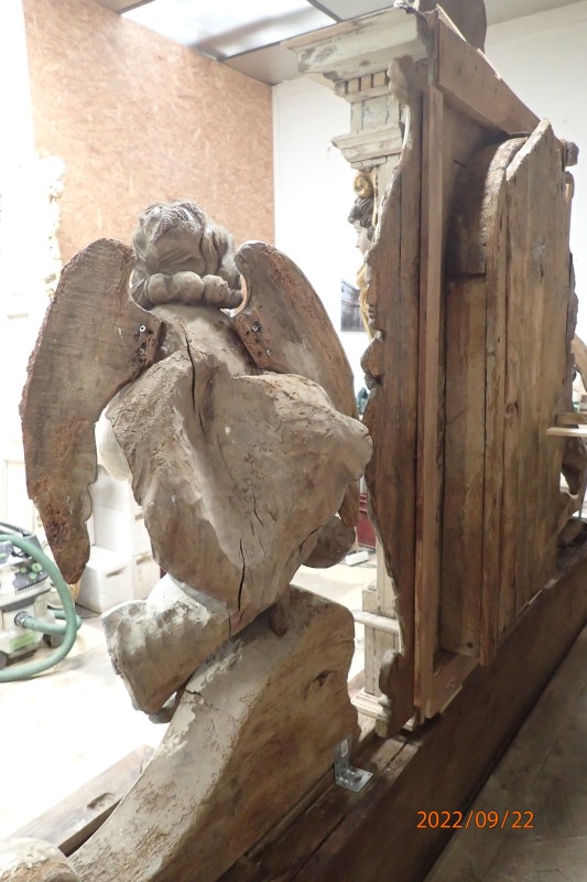Atelier Giordani - Conservation - Restauration
Edifice – Mobilier - Sculpture – Objets d’art – Moulage –
Pierre, bois métal, polychromie et dorure - Conservation restauration du décor peint sur lambris, de l'ensemble retable maître-autel et boiseries latérales - Bois polychrome - - Dépose/repose totale du retable, du tableau, des parties basses des boiseries latérales et de certaines lames de lambris
- Révision et reprise des fixations de la structure
- Extraction et passivation des éléments ferreux
- Apposition de feuillard de plomb pour isolation du sol
- Remplacement à l’identique des boiseries altérées
- Réintégration des manquants : étoiles et éléments de décors par résine époxydique moulée ou greffes de bois de même essence
-Comblements des fissures
- Dépoussiérage et nettoyage de la crasse indurée
- Refixage des zones soulevées et écaillées de la polychromie
- Masticage des lacunes au modostuc 
- Réintégration colorée des lacunes de polychromie 
- Remise en teinte harmonieuse des boiseries latérales par la réalisation d’un jus
- Réintégration de la dorure par mixtion et or mica
- Application de cire microcristalline pour l'emmarchement