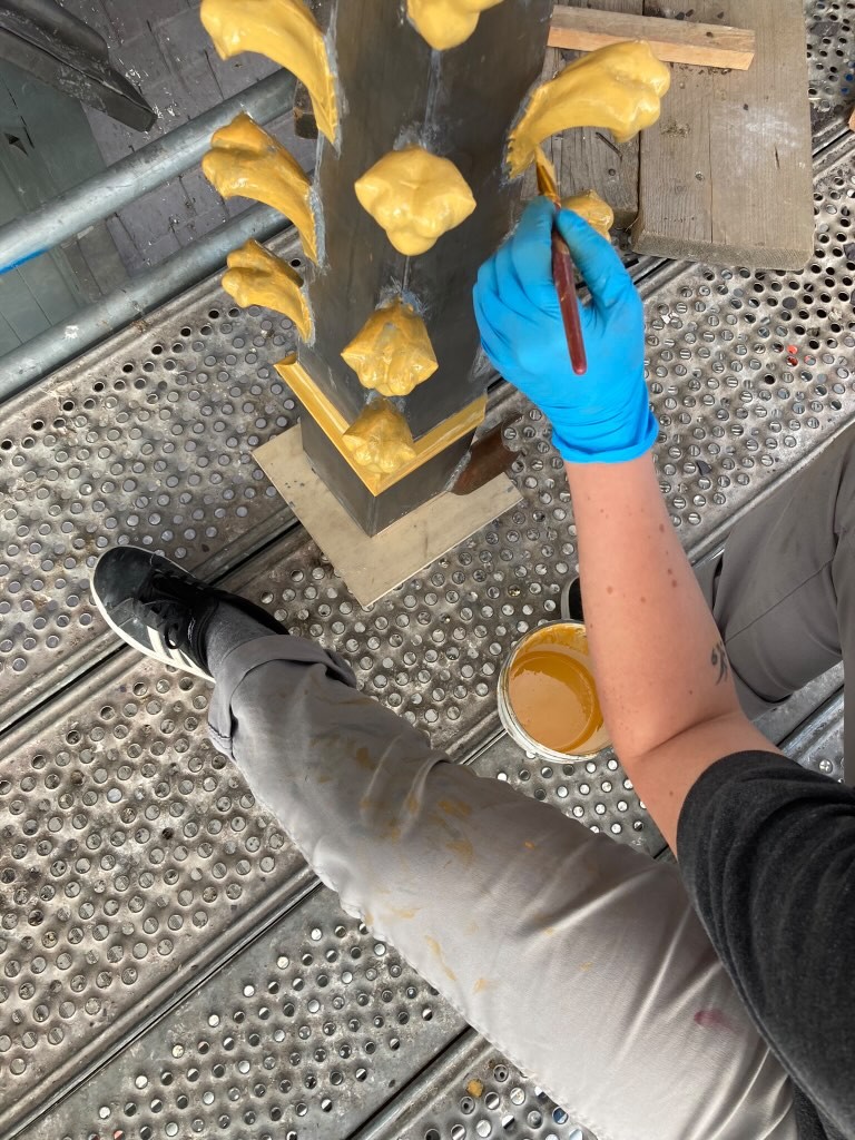 Atelier Giordani - Conservation - Restauration
Edifice – Mobilier - Sculpture – Objets d’art – Moulage –
Pierre, bois métal, polychromie et dorure - Dorure dôme Basilique Notre Dame de Bon-secours - Dorure à la mixtion - Application de la peinture d’accroche
Application de la peinture teinté ocre jaune
Application de la mixtion
Pose des feuilles d’or libres et encollées puis époussetage
Retouches or mica
Matage