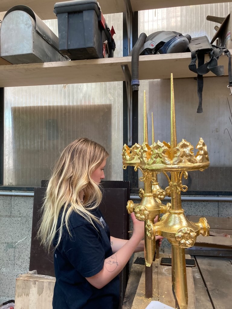 Atelier Giordani - Conservation - Restauration
Edifice – Mobilier - Sculpture – Objets d’art – Moulage –
Pierre, bois métal, polychromie et dorure - Dorure dôme Basilique Notre Dame de Bon-secours - Dorure à la mixtion - Application de la peinture d’accroche
Application de la peinture teinté ocre jaune
Application de la mixtion
Pose des feuilles d’or libres et encollées puis époussetage
Retouches or mica
Matage