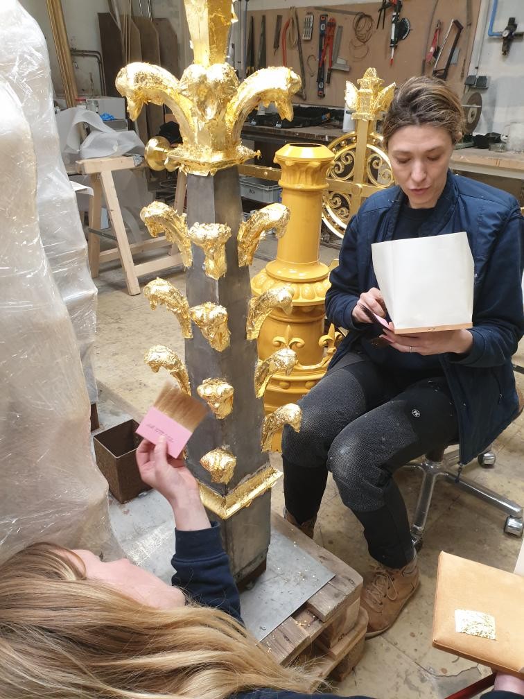 Atelier Giordani - Conservation - Restauration
Edifice – Mobilier - Sculpture – Objets d’art – Moulage –
Pierre, bois métal, polychromie et dorure - Dorure dôme Basilique Notre Dame de Bon-secours - Dorure à la mixtion - Application de la peinture d’accroche
Application de la peinture teinté ocre jaune
Application de la mixtion
Pose des feuilles d’or libres et encollées puis époussetage
Retouches or mica
Matage
