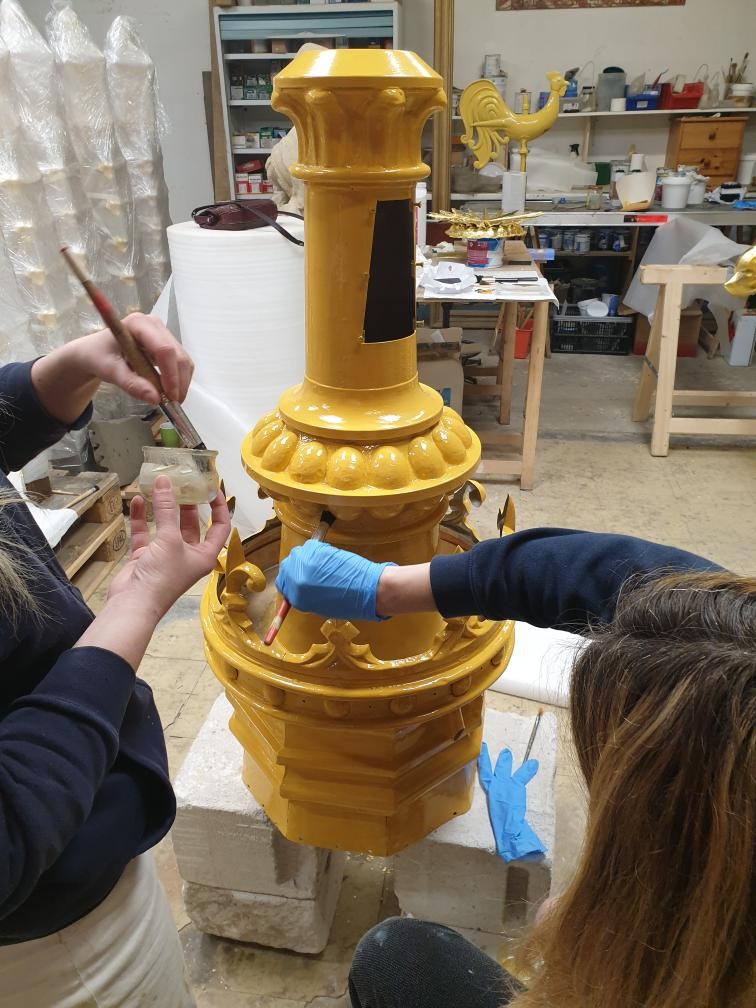 Atelier Giordani - Conservation - Restauration
Edifice – Mobilier - Sculpture – Objets d’art – Moulage –
Pierre, bois métal, polychromie et dorure - Dorure dôme Basilique Notre Dame de Bon-secours - Dorure à la mixtion - Application de la peinture d’accroche
Application de la peinture teinté ocre jaune
Application de la mixtion
Pose des feuilles d’or libres et encollées puis époussetage
Retouches or mica
Matage