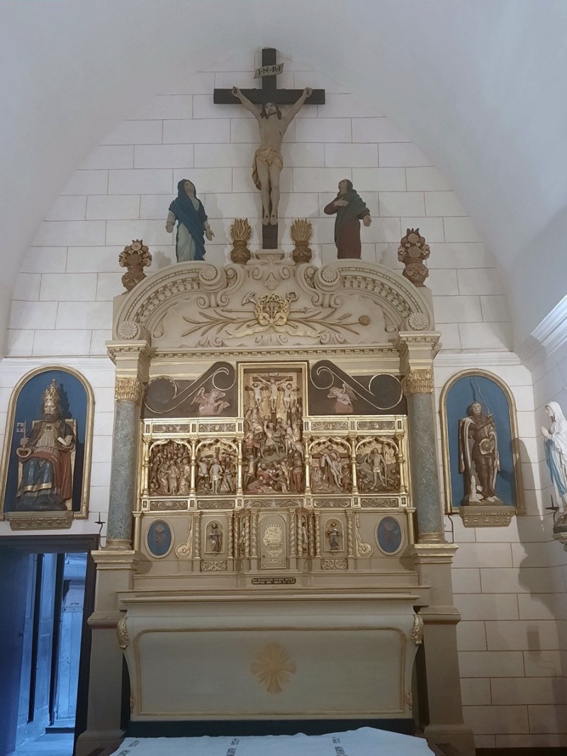 Atelier Giordani - Conservation - Restauration
Edifice – Mobilier - Sculpture – Objets d’art – Moulage –
Pierre, bois métal, polychromie et dorure - Conservation-restauration générale du choeur : Retable majeur et son maître-autel - Pierre calcaire, maçonnerie et plâtre, bois ; décors peints, dorés et argentés - OPÉRATIONS RÉALISÉES
-	Dépoussiérage, refixage, nettoyage
-	Comblement des lacunes, ragréage et masticage
-	Restitution d’éléments manquants par prise d’empreinte et moulage
-	Dégagement mécanique par clivage au scalpel
-	Allègement de la bronzine
-	Retouches sur les décors peints, dorés (or mica) et argentés (argent minéral Iriodin)
-	Dorure à la mixtion
-	Restitution des fonds (peinture acrylique) à partir de sondages
-	Patines d’harmonisation