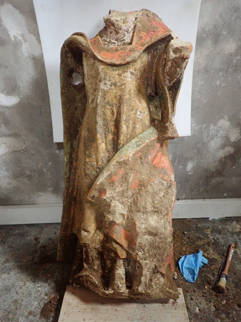 Atelier Giordani - Conservation - Restauration
Edifice – Mobilier - Sculpture – Objets d’art – Moulage –
Pierre, bois métal, polychromie et dorure - Restauration de deux statues de l’église de Saint-Etienne - Restauration de deux statues retrouvées enfouies dans la terre dans l’église Saint-Etienne de Mareil Marly - OPÉRATIONS RÉALISÉES : 

- Nettoyage et élimination minutieuse des dépôts de terre dus à l’enfouissement. 
- Fixage de la polychromie écaillante. 
- Élimination des anciennes tiges métalliques oxydées servant originellement de liaisonnement. 
- Élimination d’efflorescence de plâtre sur la statue de Saint Etienne. Assemblage des fragments, comblements des lacunes du support et ragréages.
- Dégagement de la polychromie par clivage au scalpel sous lunettes binoculaires après la réalisation d’études stratigraphiques préalables, réintégrations colorées et retouches.
- Réalisation de socle peint en ton pierre pour la présentation des statues et repose sécurisée de celles-ci à leur nouvel emplacement au sein de l’église.