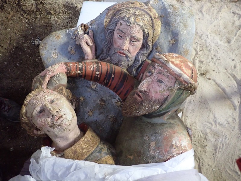 Atelier Giordani - Conservation - Restauration
Edifice – Mobilier - Sculpture – Objets d’art – Moulage –
Pierre, bois métal, polychromie et dorure - Restauration de deux statues de l’église de Saint-Etienne - Restauration de deux statues retrouvées enfouies dans la terre dans l’église Saint-Etienne de Mareil Marly - OPÉRATIONS RÉALISÉES : 

- Nettoyage et élimination minutieuse des dépôts de terre dus à l’enfouissement. 
- Fixage de la polychromie écaillante. 
- Élimination des anciennes tiges métalliques oxydées servant originellement de liaisonnement. 
- Élimination d’efflorescence de plâtre sur la statue de Saint Etienne. Assemblage des fragments, comblements des lacunes du support et ragréages.
- Dégagement de la polychromie par clivage au scalpel sous lunettes binoculaires après la réalisation d’études stratigraphiques préalables, réintégrations colorées et retouches.
- Réalisation de socle peint en ton pierre pour la présentation des statues et repose sécurisée de celles-ci à leur nouvel emplacement au sein de l’église.