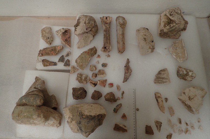 Atelier Giordani - Conservation - Restauration
Edifice – Mobilier - Sculpture – Objets d’art – Moulage –
Pierre, bois métal, polychromie et dorure - Restauration de deux statues de l’église de Saint-Etienne - Restauration de deux statues retrouvées enfouies dans la terre dans l’église Saint-Etienne de Mareil Marly - OPÉRATIONS RÉALISÉES : 

- Nettoyage et élimination minutieuse des dépôts de terre dus à l’enfouissement. 
- Fixage de la polychromie écaillante. 
- Élimination des anciennes tiges métalliques oxydées servant originellement de liaisonnement. 
- Élimination d’efflorescence de plâtre sur la statue de Saint Etienne. Assemblage des fragments, comblements des lacunes du support et ragréages.
- Dégagement de la polychromie par clivage au scalpel sous lunettes binoculaires après la réalisation d’études stratigraphiques préalables, réintégrations colorées et retouches.
- Réalisation de socle peint en ton pierre pour la présentation des statues et repose sécurisée de celles-ci à leur nouvel emplacement au sein de l’église.