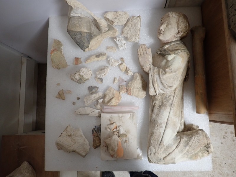 Atelier Giordani - Conservation - Restauration
Edifice – Mobilier - Sculpture – Objets d’art – Moulage –
Pierre, bois métal, polychromie et dorure - Restauration de deux statues de l’église de Saint-Etienne - Restauration de deux statues retrouvées enfouies dans la terre dans l’église Saint-Etienne de Mareil Marly - OPÉRATIONS RÉALISÉES : 

- Nettoyage et élimination minutieuse des dépôts de terre dus à l’enfouissement. 
- Fixage de la polychromie écaillante. 
- Élimination des anciennes tiges métalliques oxydées servant originellement de liaisonnement. 
- Élimination d’efflorescence de plâtre sur la statue de Saint Etienne. Assemblage des fragments, comblements des lacunes du support et ragréages.
- Dégagement de la polychromie par clivage au scalpel sous lunettes binoculaires après la réalisation d’études stratigraphiques préalables, réintégrations colorées et retouches.
- Réalisation de socle peint en ton pierre pour la présentation des statues et repose sécurisée de celles-ci à leur nouvel emplacement au sein de l’église.