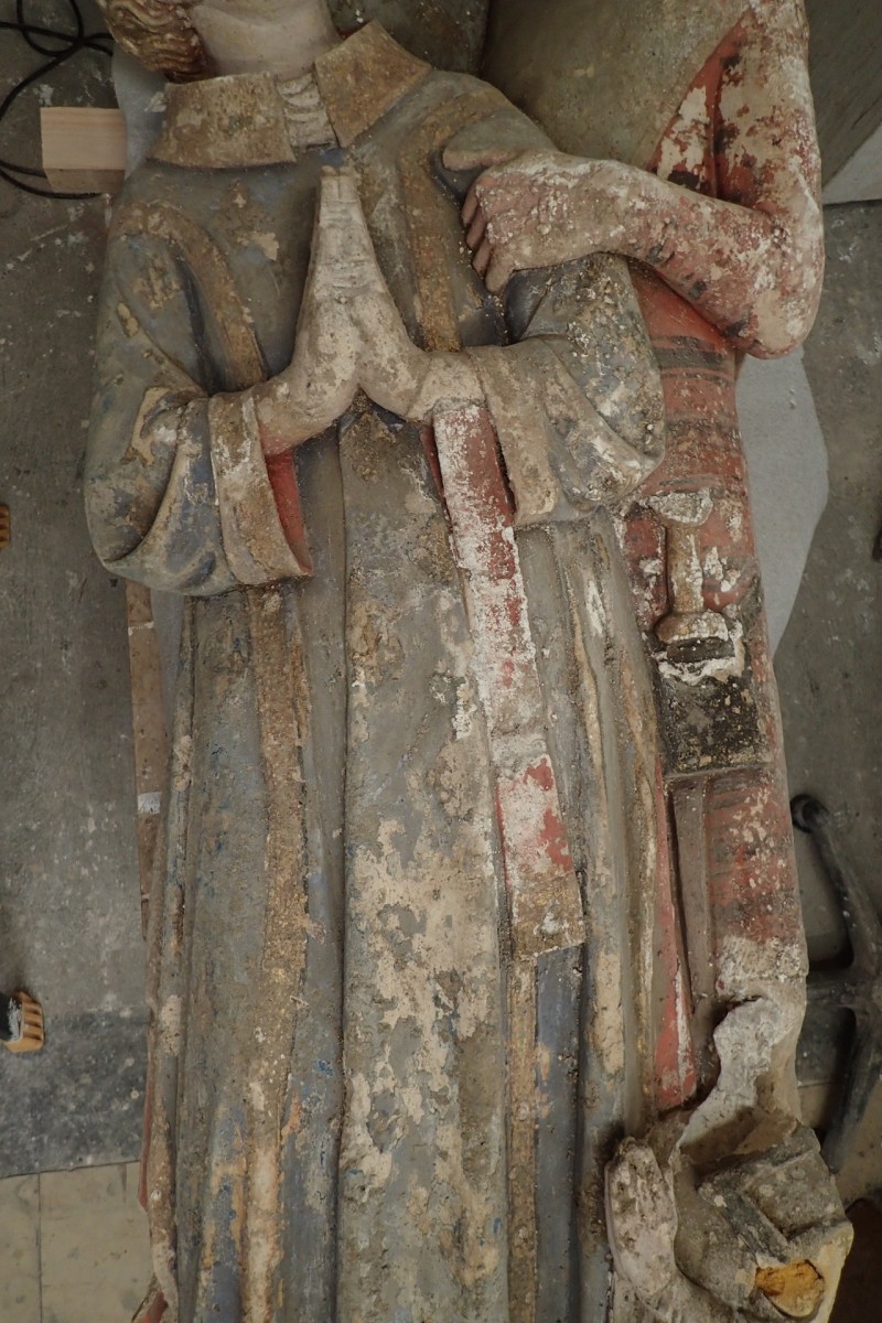 Atelier Giordani - Conservation - Restauration
Edifice – Mobilier - Sculpture – Objets d’art – Moulage –
Pierre, bois métal, polychromie et dorure - Restauration de deux statues de l’église de Saint-Etienne - Restauration de deux statues retrouvées enfouies dans la terre dans l’église Saint-Etienne de Mareil Marly - OPÉRATIONS RÉALISÉES : 

- Nettoyage et élimination minutieuse des dépôts de terre dus à l’enfouissement. 
- Fixage de la polychromie écaillante. 
- Élimination des anciennes tiges métalliques oxydées servant originellement de liaisonnement. 
- Élimination d’efflorescence de plâtre sur la statue de Saint Etienne. Assemblage des fragments, comblements des lacunes du support et ragréages.
- Dégagement de la polychromie par clivage au scalpel sous lunettes binoculaires après la réalisation d’études stratigraphiques préalables, réintégrations colorées et retouches.
- Réalisation de socle peint en ton pierre pour la présentation des statues et repose sécurisée de celles-ci à leur nouvel emplacement au sein de l’église.