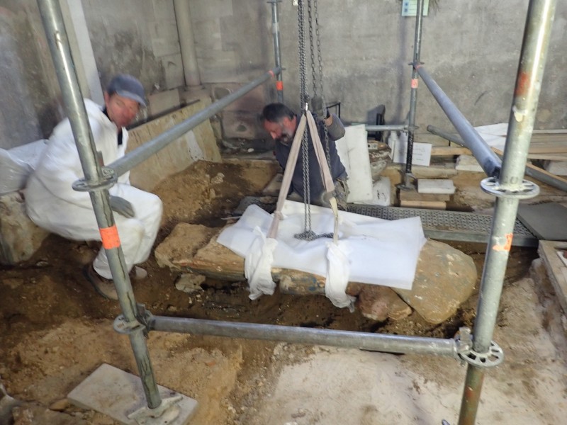 Atelier Giordani - Conservation - Restauration
Edifice – Mobilier - Sculpture – Objets d’art – Moulage –
Pierre, bois métal, polychromie et dorure - Restauration de deux statues de l’église de Saint-Etienne - Restauration de deux statues retrouvées enfouies dans la terre dans l’église Saint-Etienne de Mareil Marly - OPÉRATIONS RÉALISÉES : 

- Nettoyage et élimination minutieuse des dépôts de terre dus à l’enfouissement. 
- Fixage de la polychromie écaillante. 
- Élimination des anciennes tiges métalliques oxydées servant originellement de liaisonnement. 
- Élimination d’efflorescence de plâtre sur la statue de Saint Etienne. Assemblage des fragments, comblements des lacunes du support et ragréages.
- Dégagement de la polychromie par clivage au scalpel sous lunettes binoculaires après la réalisation d’études stratigraphiques préalables, réintégrations colorées et retouches.
- Réalisation de socle peint en ton pierre pour la présentation des statues et repose sécurisée de celles-ci à leur nouvel emplacement au sein de l’église.