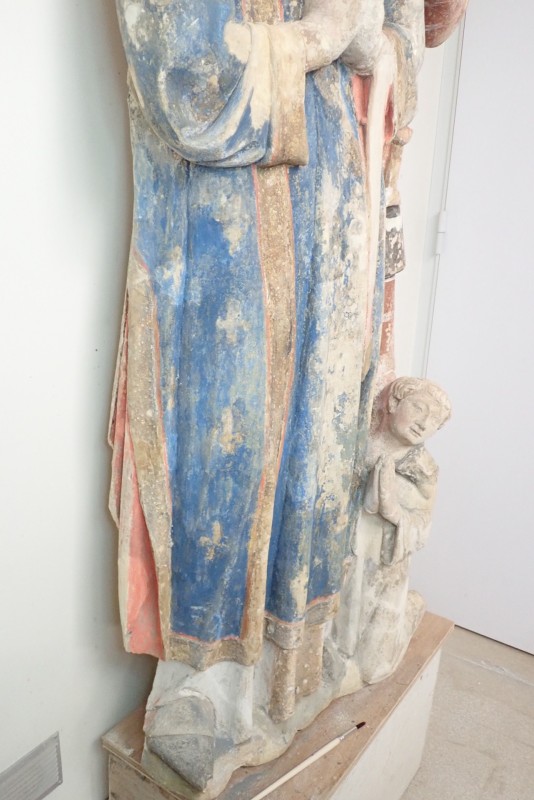 Atelier Giordani - Conservation - Restauration
Edifice – Mobilier - Sculpture – Objets d’art – Moulage –
Pierre, bois métal, polychromie et dorure - Restauration de deux statues de l’église de Saint-Etienne - Restauration de deux statues retrouvées enfouies dans la terre dans l’église Saint-Etienne de Mareil Marly - OPÉRATIONS RÉALISÉES : 

- Nettoyage et élimination minutieuse des dépôts de terre dus à l’enfouissement. 
- Fixage de la polychromie écaillante. 
- Élimination des anciennes tiges métalliques oxydées servant originellement de liaisonnement. 
- Élimination d’efflorescence de plâtre sur la statue de Saint Etienne. Assemblage des fragments, comblements des lacunes du support et ragréages.
- Dégagement de la polychromie par clivage au scalpel sous lunettes binoculaires après la réalisation d’études stratigraphiques préalables, réintégrations colorées et retouches.
- Réalisation de socle peint en ton pierre pour la présentation des statues et repose sécurisée de celles-ci à leur nouvel emplacement au sein de l’église.