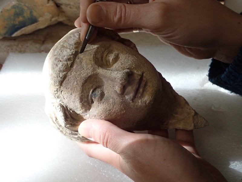 Atelier Giordani - Conservation - Restauration
Edifice – Mobilier - Sculpture – Objets d’art – Moulage –
Pierre, bois métal, polychromie et dorure - Restauration de deux statues de l’église de Saint-Etienne - Restauration de deux statues retrouvées enfouies dans la terre dans l’église Saint-Etienne de Mareil Marly - OPÉRATIONS RÉALISÉES : 

- Nettoyage et élimination minutieuse des dépôts de terre dus à l’enfouissement. 
- Fixage de la polychromie écaillante. 
- Élimination des anciennes tiges métalliques oxydées servant originellement de liaisonnement. 
- Élimination d’efflorescence de plâtre sur la statue de Saint Etienne. Assemblage des fragments, comblements des lacunes du support et ragréages.
- Dégagement de la polychromie par clivage au scalpel sous lunettes binoculaires après la réalisation d’études stratigraphiques préalables, réintégrations colorées et retouches.
- Réalisation de socle peint en ton pierre pour la présentation des statues et repose sécurisée de celles-ci à leur nouvel emplacement au sein de l’église.