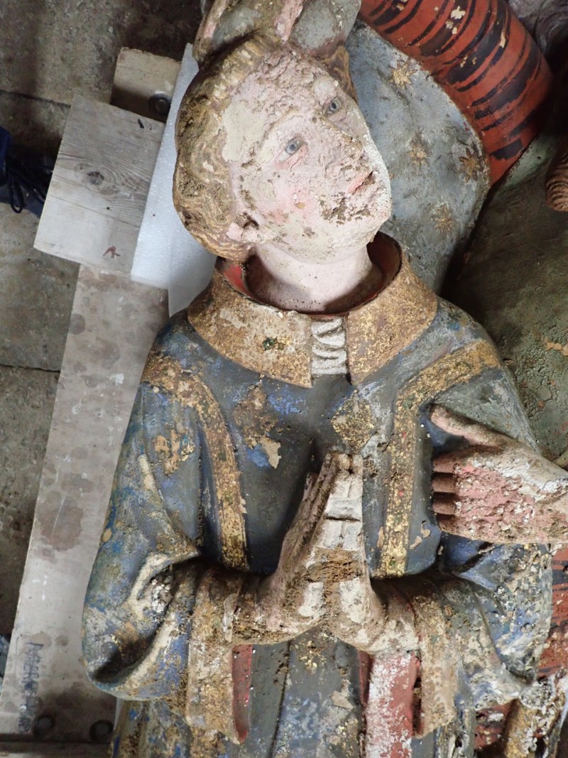 Atelier Giordani - Conservation - Restauration
Edifice – Mobilier - Sculpture – Objets d’art – Moulage –
Pierre, bois métal, polychromie et dorure - Restauration de deux statues de l’église de Saint-Etienne - Restauration de deux statues retrouvées enfouies dans la terre dans l’église Saint-Etienne de Mareil Marly - OPÉRATIONS RÉALISÉES : 

- Nettoyage et élimination minutieuse des dépôts de terre dus à l’enfouissement. 
- Fixage de la polychromie écaillante. 
- Élimination des anciennes tiges métalliques oxydées servant originellement de liaisonnement. 
- Élimination d’efflorescence de plâtre sur la statue de Saint Etienne. Assemblage des fragments, comblements des lacunes du support et ragréages.
- Dégagement de la polychromie par clivage au scalpel sous lunettes binoculaires après la réalisation d’études stratigraphiques préalables, réintégrations colorées et retouches.
- Réalisation de socle peint en ton pierre pour la présentation des statues et repose sécurisée de celles-ci à leur nouvel emplacement au sein de l’église.