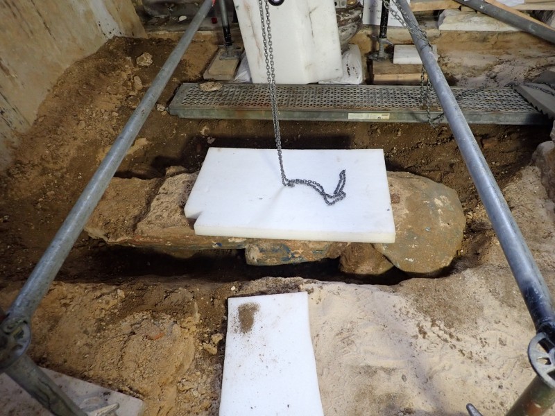 Atelier Giordani - Conservation - Restauration
Edifice – Mobilier - Sculpture – Objets d’art – Moulage –
Pierre, bois métal, polychromie et dorure - Restauration de deux statues de l’église de Saint-Etienne - Restauration de deux statues retrouvées enfouies dans la terre dans l’église Saint-Etienne de Mareil Marly - OPÉRATIONS RÉALISÉES : 

- Nettoyage et élimination minutieuse des dépôts de terre dus à l’enfouissement. 
- Fixage de la polychromie écaillante. 
- Élimination des anciennes tiges métalliques oxydées servant originellement de liaisonnement. 
- Élimination d’efflorescence de plâtre sur la statue de Saint Etienne. Assemblage des fragments, comblements des lacunes du support et ragréages.
- Dégagement de la polychromie par clivage au scalpel sous lunettes binoculaires après la réalisation d’études stratigraphiques préalables, réintégrations colorées et retouches.
- Réalisation de socle peint en ton pierre pour la présentation des statues et repose sécurisée de celles-ci à leur nouvel emplacement au sein de l’église.