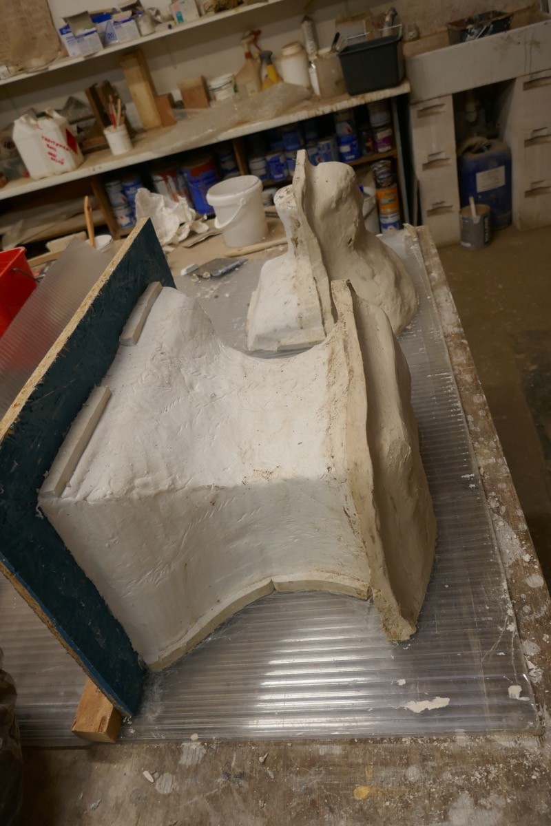 Atelier Giordani - Conservation - Restauration
Edifice – Mobilier - Sculpture – Objets d’art – Moulage –
Pierre, bois métal, polychromie et dorure - Moulage des deux vases, restauration du piédestal - Originaux en pierre calcaire - OPÉRATIONS RÉALISÉES
-	Moulage complet du socle d’après modèle en pierre 
-	Réalisation d’une chape en élastomère silicone pour l’empreinte
-	Réalisation d’un contre-moule à pièce en plâtre et filasse
-	Démontage du moule et remontage
- Tirage d’un exemplaire en micro-béton, et patine d’harmonisation 
- Transport, pose, fixation et scellement