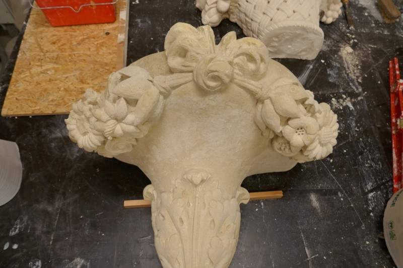 Atelier Giordani - Conservation - Restauration
Edifice – Mobilier - Sculpture – Objets d’art – Moulage –
Pierre, bois métal, polychromie et dorure - Moulage des deux vases, restauration du piédestal - Originaux en pierre calcaire - OPÉRATIONS RÉALISÉES
-	Moulage complet du socle d’après modèle en pierre 
-	Réalisation d’une chape en élastomère silicone pour l’empreinte
-	Réalisation d’un contre-moule à pièce en plâtre et filasse
-	Démontage du moule et remontage
- Tirage d’un exemplaire en micro-béton, et patine d’harmonisation 
- Transport, pose, fixation et scellement